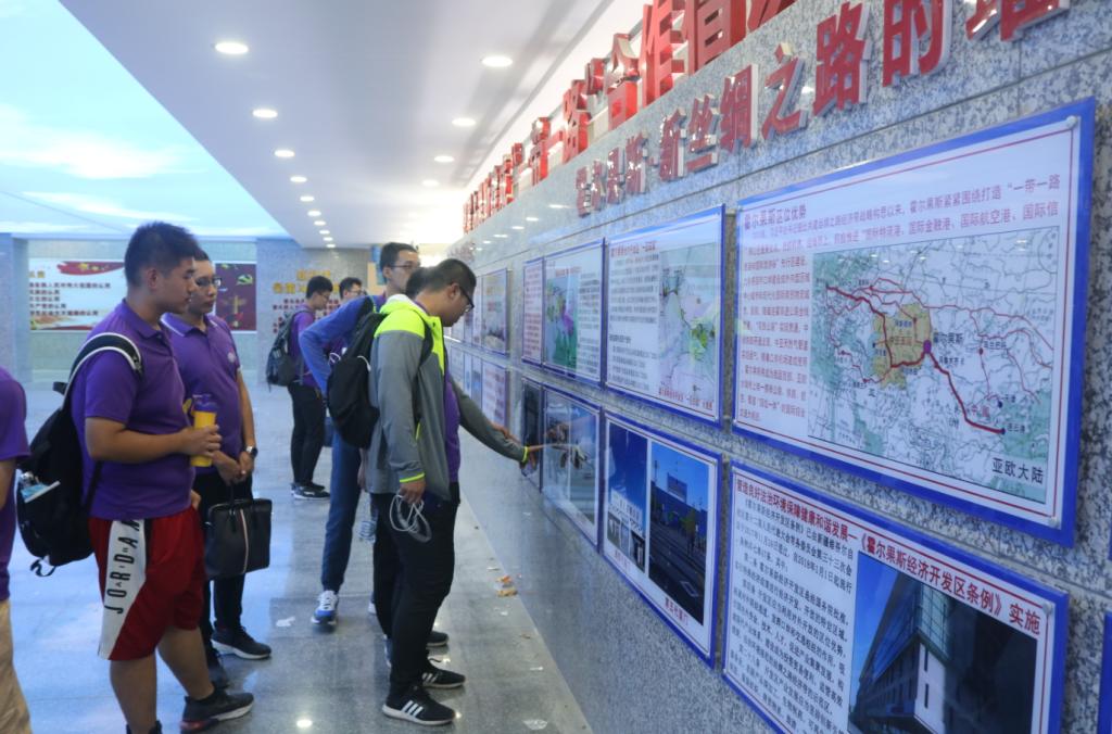 2.实践队员了解“一带一路”背景下霍尔果斯发展成就.png