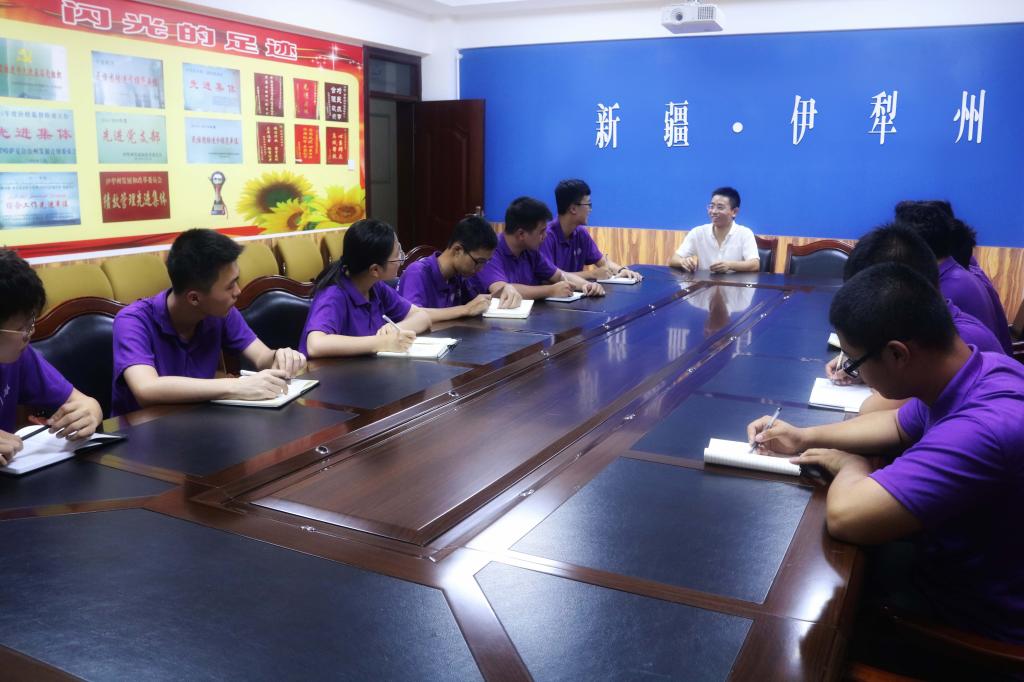 3.实践队同伊犁州发改委座谈.jpg
