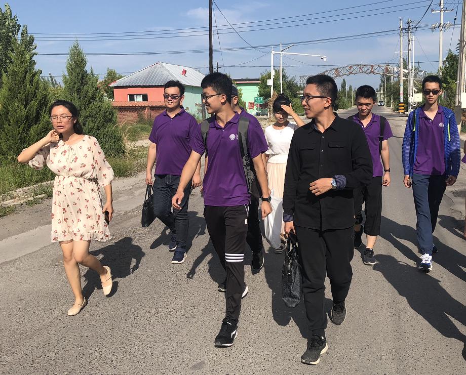 4.实践队师生听取阿巴顿村负责人介绍该村情况.png